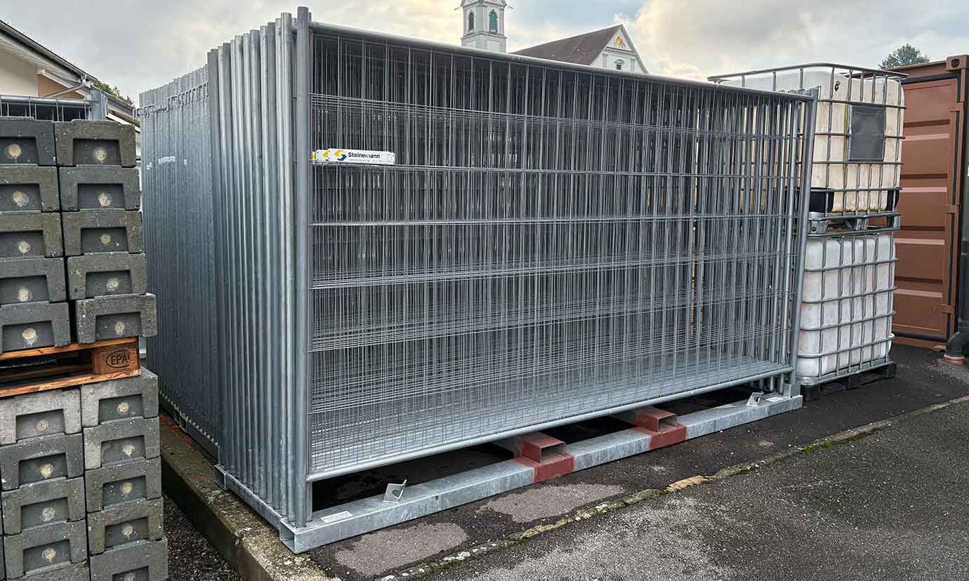 2 m x 3,50 m – Total 175 Stück – lieferbar in 25er Einheiten – mit Kunststoffsockel